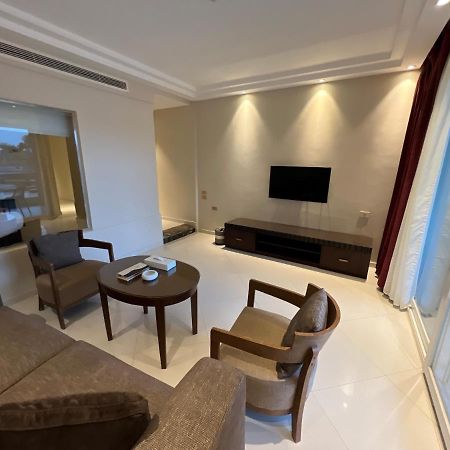 فندق أوشن بلو السخنة عين السخنة المظهر الخارجي الصورة A living room in a suite at the Ritz-Carlton, DIFC, Dubai