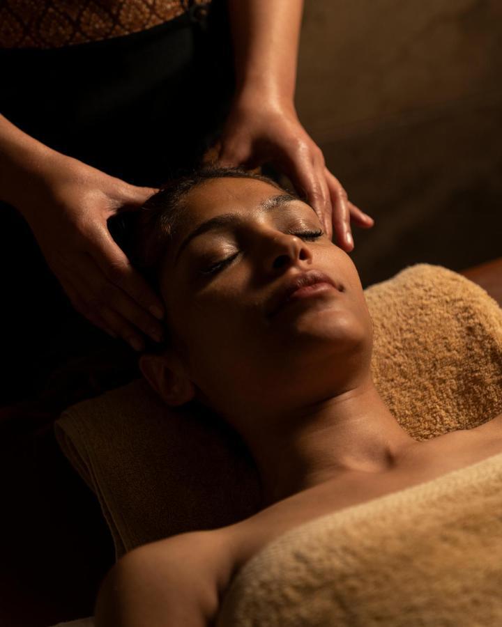 فندق أوشن بلو السخنة عين السخنة المظهر الخارجي الصورة A woman receiving a facial massage