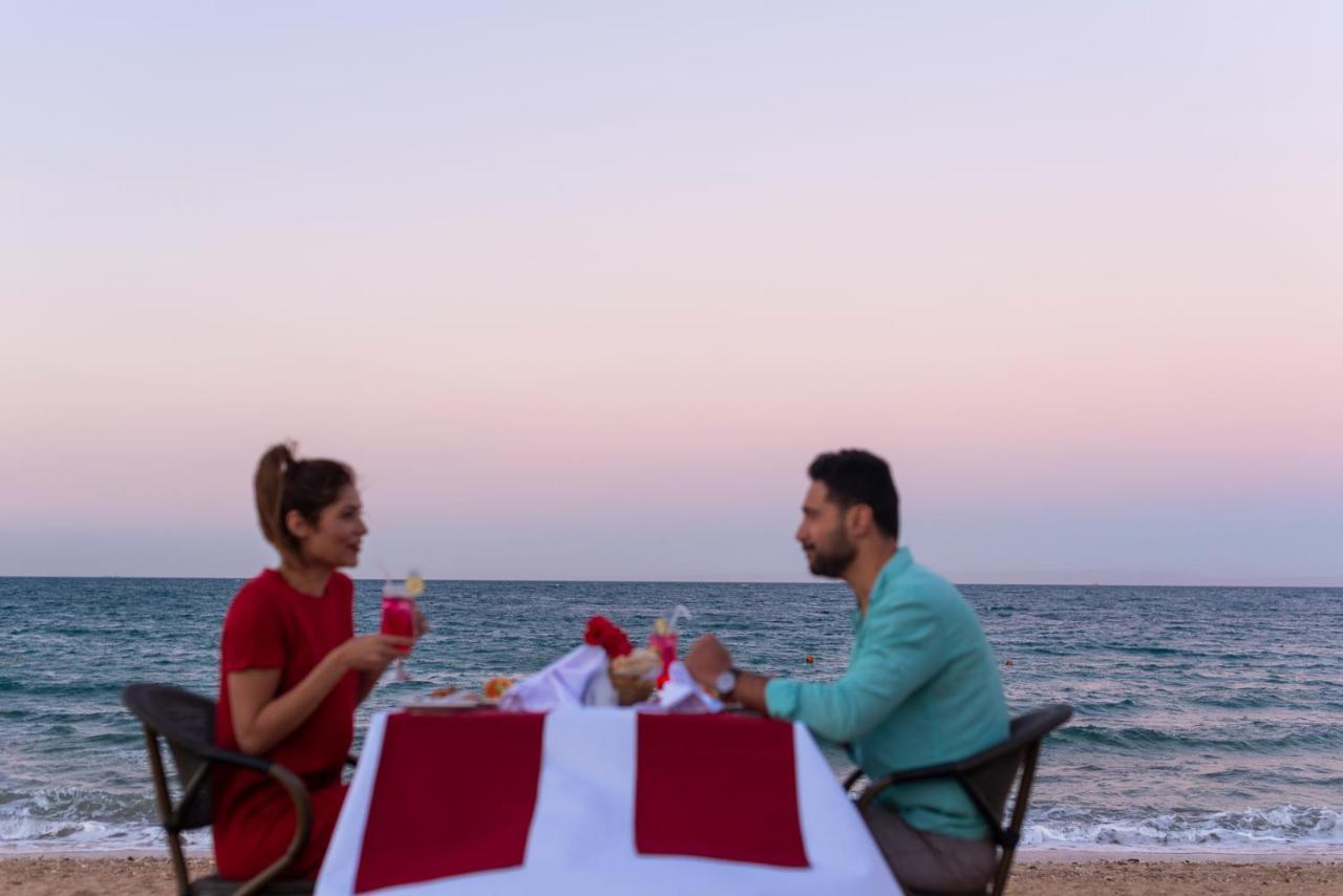 فندق أوشن بلو السخنة عين السخنة المظهر الخارجي الصورة A couple dining on the beach