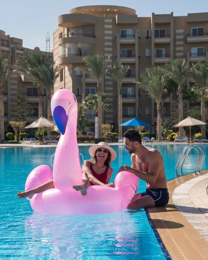 فندق أوشن بلو السخنة عين السخنة المظهر الخارجي الصورة A couple on a pink flamingo float