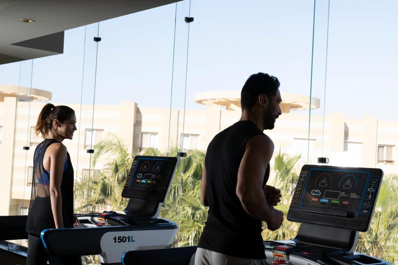 فندق أوشن بلو السخنة عين السخنة المظهر الخارجي الصورة A treadmill with a screen