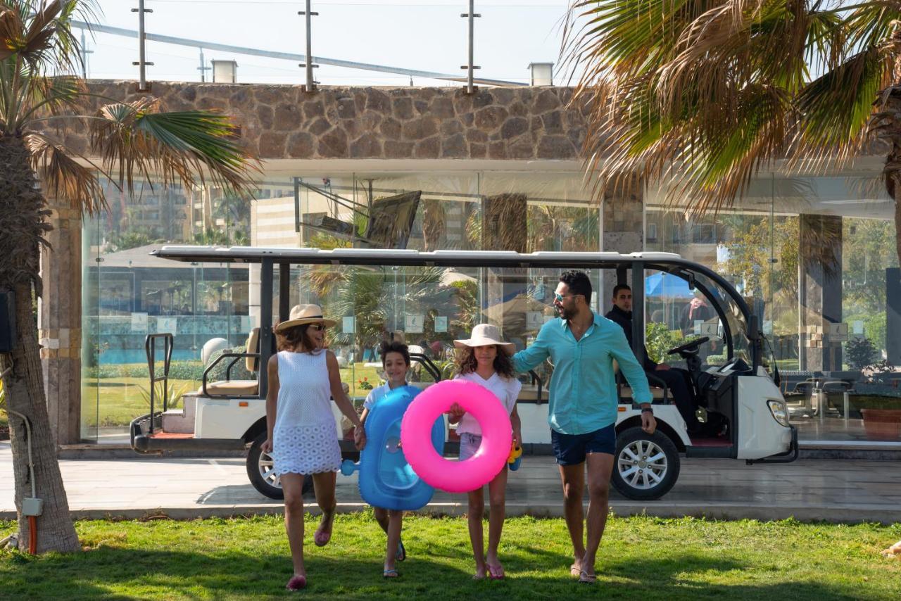 فندق أوشن بلو السخنة عين السخنة المظهر الخارجي الصورة Family at the beach