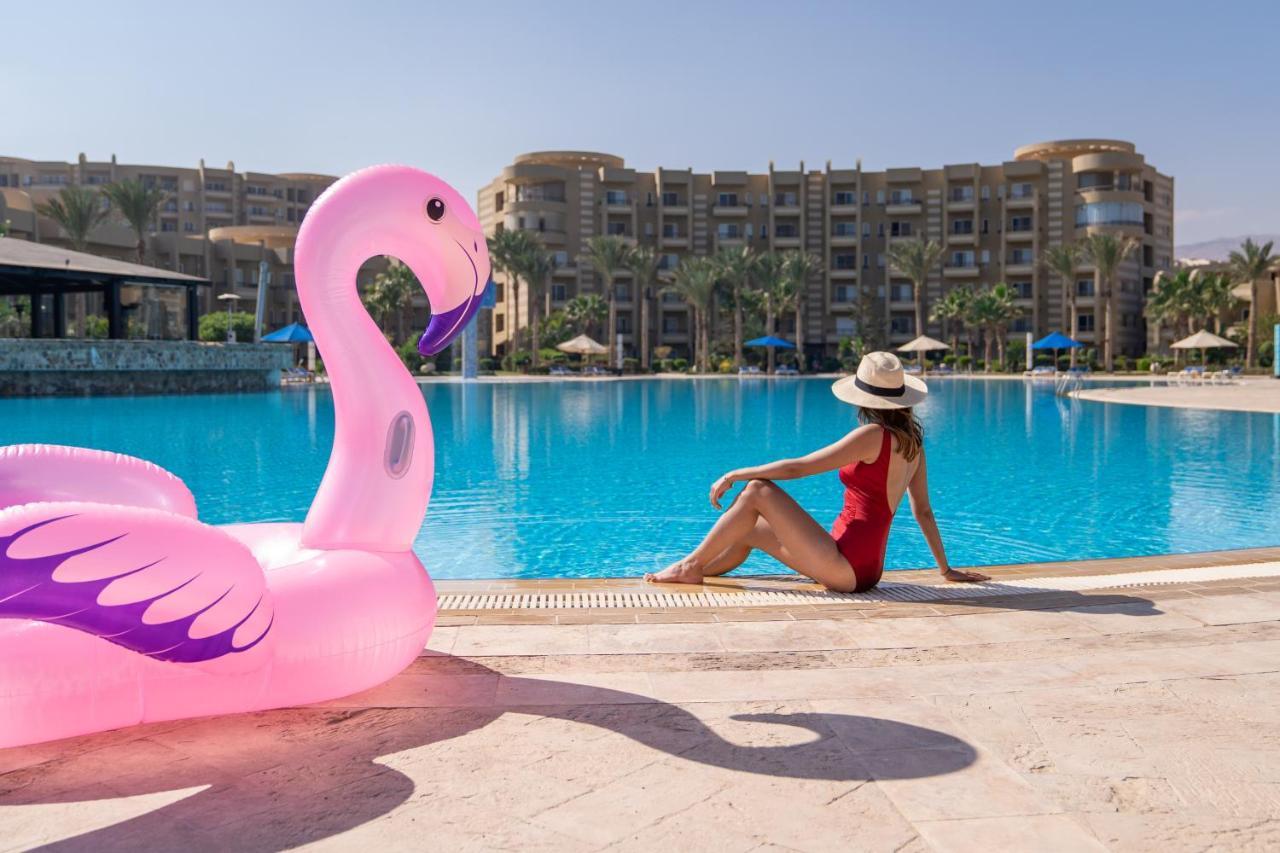 فندق أوشن بلو السخنة عين السخنة المظهر الخارجي الصورة A woman sunbathing at a pool