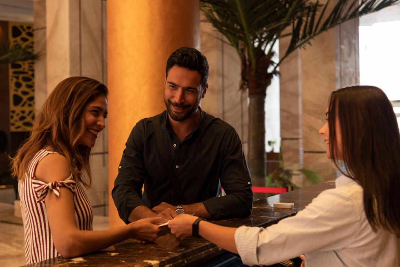 فندق أوشن بلو السخنة عين السخنة المظهر الخارجي الصورة A hotel manager greeting guests
