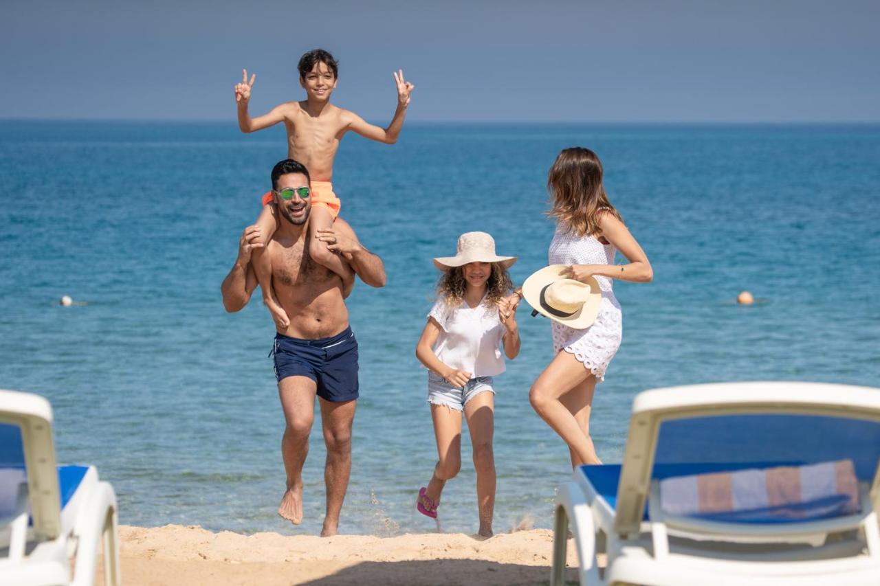 فندق أوشن بلو السخنة عين السخنة المظهر الخارجي الصورة Family on a beach