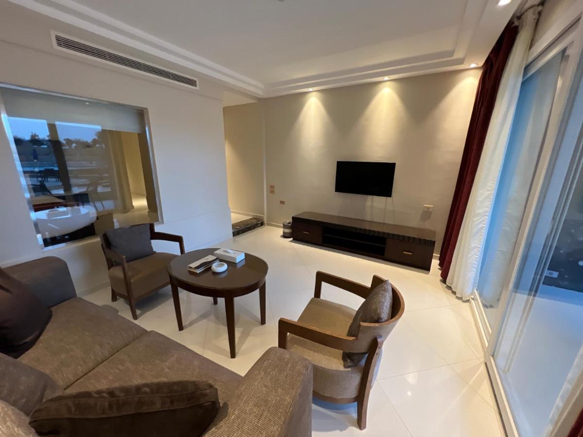 فندق أوشن بلو السخنة عين السخنة المظهر الخارجي الصورة A living room in a suite at the Ritz-Carlton, DIFC, Dubai