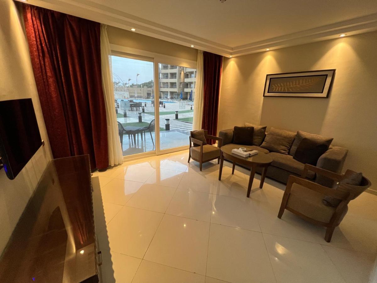 فندق أوشن بلو السخنة عين السخنة المظهر الخارجي الصورة A living room in a hotel suite