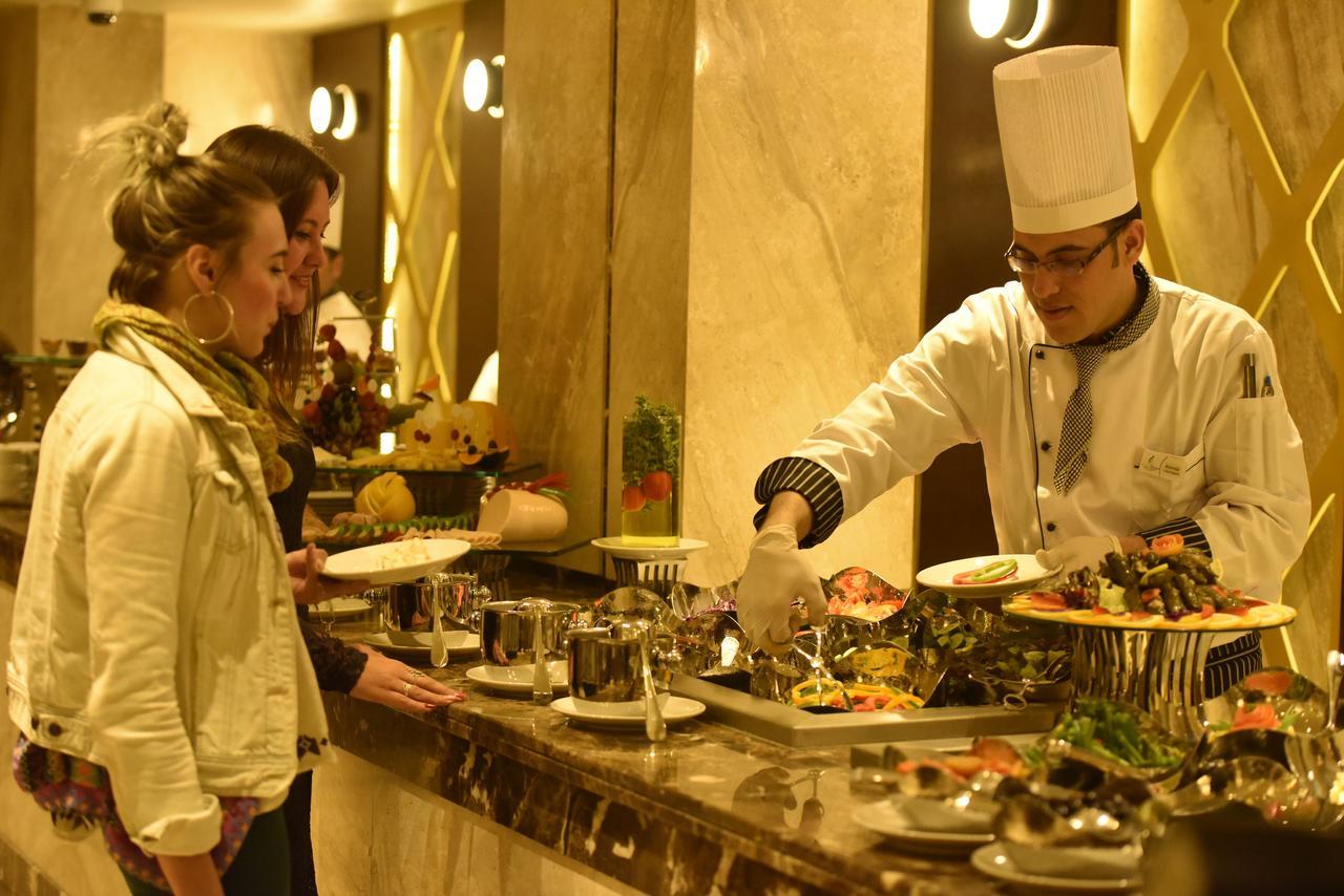 فندق أوشن بلو السخنة عين السخنة المظهر الخارجي الصورة A chef at work